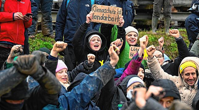 Luisa Neubauer (Mitte) protestiert am zweiten Tag der Räumung im von Klima-Aktivisten besetzten Braunkohleort Lützerath.