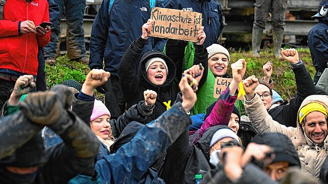 Luisa Neubauer (Mitte) protestiert am zweiten Tag der Räumung im von Klima-Aktivisten besetzten Braunkohleort Lützerath.