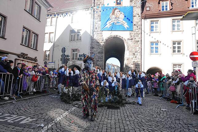 Bild 4: Villinger Fasnet-Umzug: Narren feiern bei strahlendem Sonnenschein – Die besten Bilder!