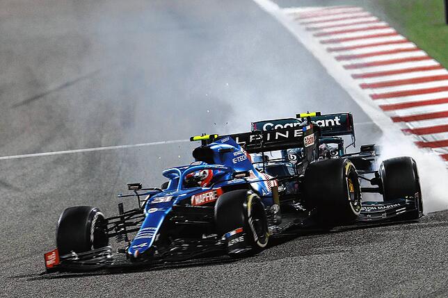 Der Zusammenstoß: Sebastian Vettel (hinten) fährt Esteban Ocon vom Team Alpine F1 ins Heck.