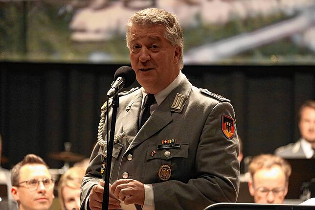 Bild 15: Volle Zuschauerreihen und gute Laune: Bilder vom Benefizkonzert mit dem Heeresmusikcorps