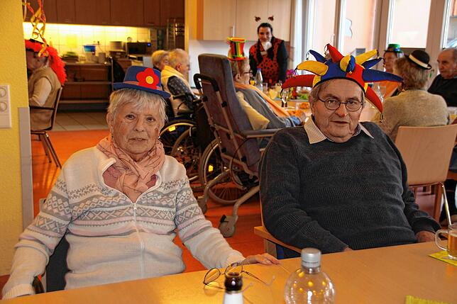 Gisela Voss und Horst Schumacher (von links), Bewohner des Pflegeheims St. Bernhard, erwarten die bunte Narrenschar.