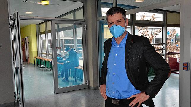 Stundenplan-Koordiantor Roger Brand hat die Klassen so verteilt, dass er mit der Hälfte der Aufsichtskräfte auskommen kann.