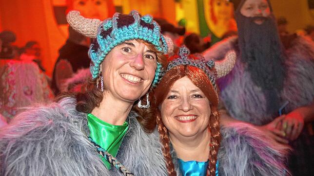 Bild 1: Glückwunsch! Fotos vom Jubelball zu Ehren der Lausbuben der Narrengemeinde Hofpeter