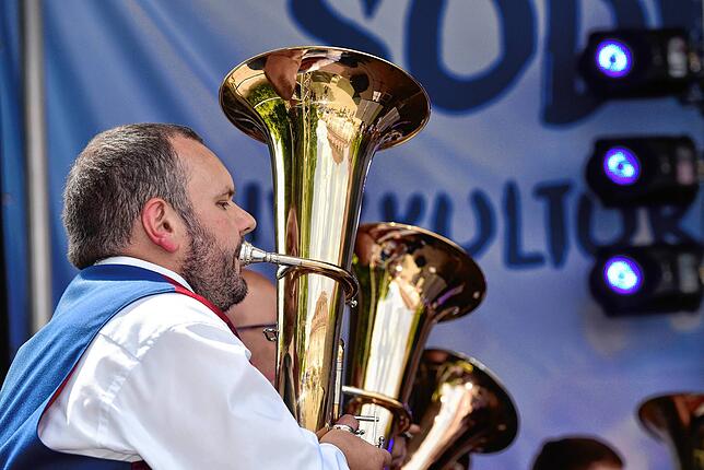 Bild 11: Heißer Auftakt am Samstag beim Donaueschinger Donauquellfest