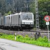 Gar mit zwei Lokomotiven (zusammen 15.200 PS) eilt dieser Güterzug durchs Groppertal in Richtung Offenburg.