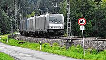 Gar mit zwei Lokomotiven (zusammen 15.200 PS) eilt dieser Güterzug durchs Groppertal in Richtung Offenburg.