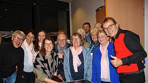 Mit einem Erinnerungsfoto hält der Kirchenchor Krumbach diesen schönen Abend mit Heinrich del Core (rechts) fest. Bild: Sandra Häusler