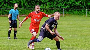 Adem Sari, Spielertrainer des VfB Villingen (links) im Zweikampf mit Markus Speigel (FC Tannheim).