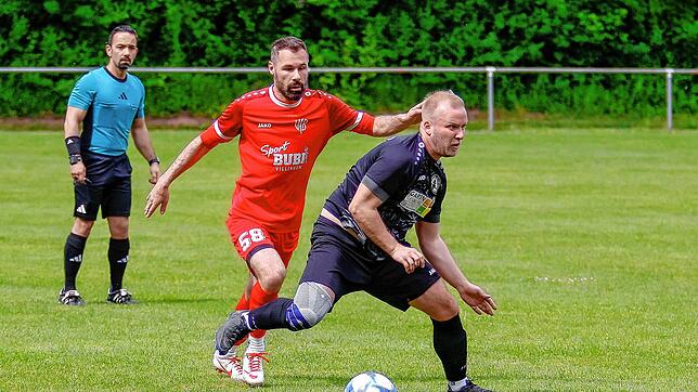 Adem Sari, Spielertrainer des VfB Villingen (links) im Zweikampf mit Markus Speigel (FC Tannheim).