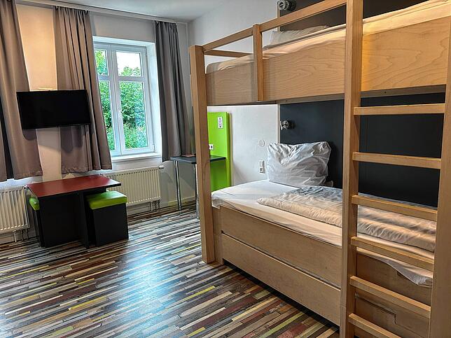 Ein Zimmer im Singener Art & Style Hostel. Wegen des durchwachsenen Wetters blieben sie in diesem Sommer oft leer, wie die ...
