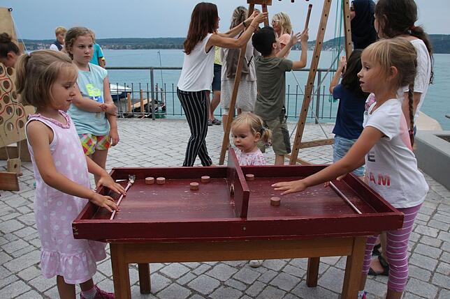 Ob im Zelt des Montessori e. V. oder wie hier der Waldorforfschule: Das Promenadenfest macht auch Kindern Angebote. Die Geschwister ...