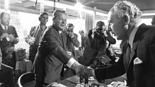 1. Oktober 1969: Der SPD-Vorsitzende Willy Brandt (l) gibt dem FDP-Vorsitzenden Walter Scheel vor Beginn der Koalitionsgespräche in Bonn ...