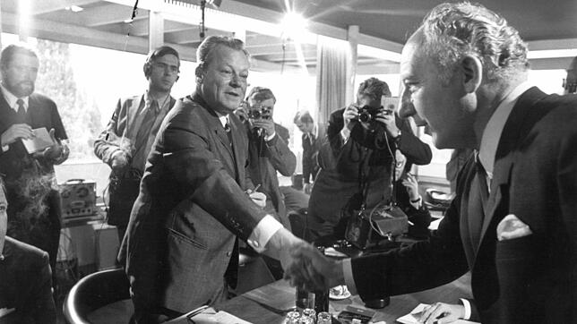1. Oktober 1969: Der SPD-Vorsitzende Willy Brandt (l) gibt dem FDP-Vorsitzenden Walter Scheel vor Beginn der Koalitionsgespräche in Bonn ...