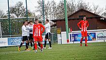 Während der FC Überlingen über ein weiteres Tor jubelt, ist den Löffingern Lukas Laber (links) und Florian Hofmann die Enttäuschung ins ...