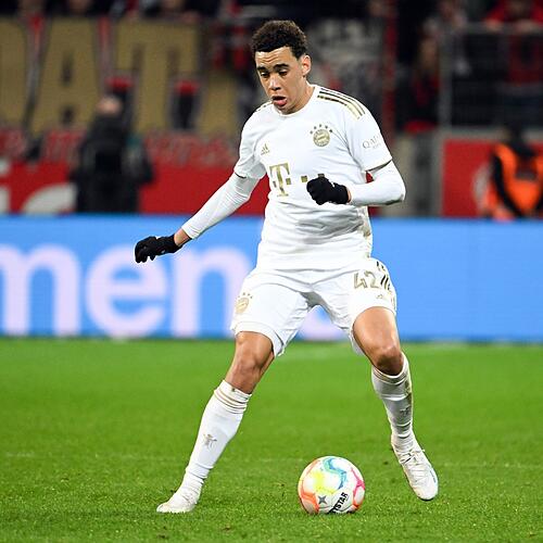 Bayerns Jamal Musiala spielt den Ball.