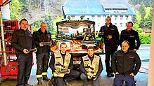 Der Abteilungskommandant Robin Bertsche (hinten, rechts) ist stolz auf das Drohnenteam der Gremmelsbacher Feuerwehr mit Felix Huber (von ...