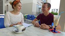 SÜDKURIER-Mitarbeiterin Angelina Sortino im Gespräch mit Dennis Wagner.