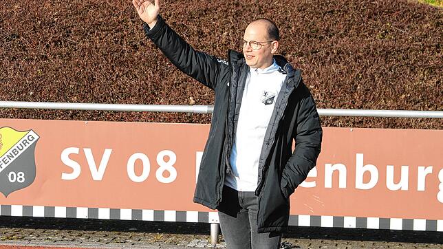 In seinem Element: Alaa Eldin Atalla bei seiner Arbeit an der Seitenlinie. In seiner zweiten Saison trainiert der 34-Jährige die Reserve ...