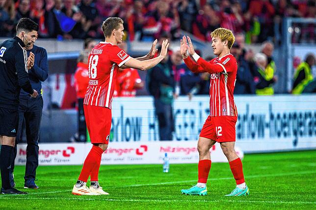 Freiburgs Nils Petersen (l) wird für Freiburgs Ritsu Doan (r) eingewechselt.