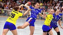 Steißlingen (Kim Espinosa am Ball) und Allensbach (links Laura Strlek) spielen am Wochenende auswärts.