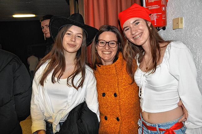 Bild 2: Hugeloh Ball 2025: Diese Bilder zeigen die beste Stimmung in der Mehrzweckhalle