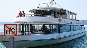 Die „Seegold“ legt in Überlingen an.