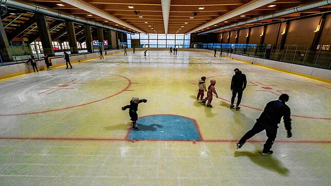 Der Eislauf in Helios-Arena findet ganz normal ohne Einschränkungen statt.
