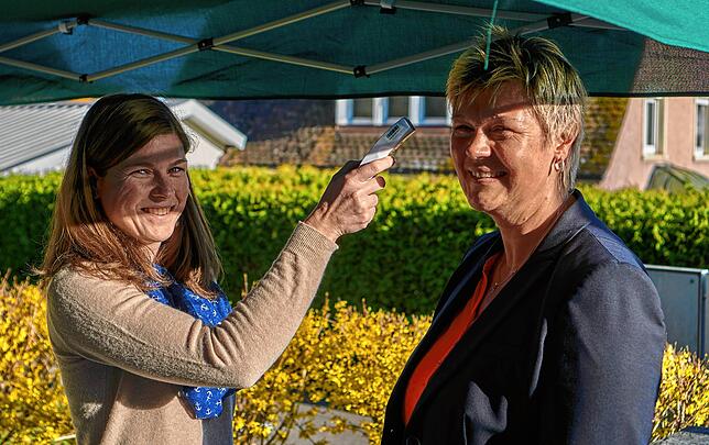 Kontrolliert: Christina Hohner (links), Referentin beim DRK-Blutspendedienst kontrollierte bei jedem Spendenwilligen die Temperatur: Wer ...