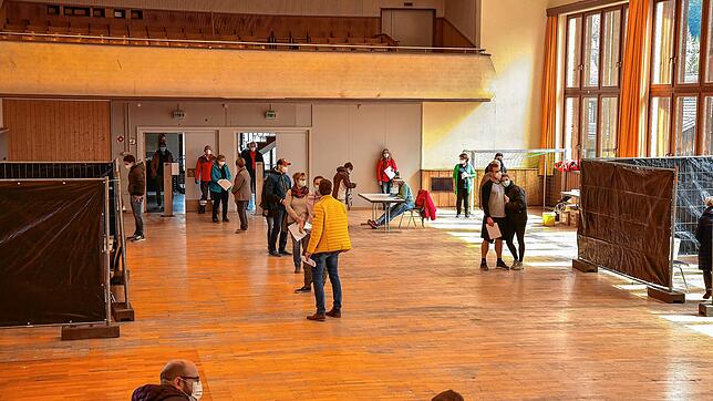 Auf großes Interesse stieß die Corona-Schnelltestaktion des Tennenbronner-Rotkreuz-Ortsvereins in der Festhalle. 226 Personen ließen ...