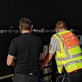 Kurz vor Beginn des Feuerwerks: Die Einsatzkräfte behalten auch die Lage auf dem Wasser im Blick.