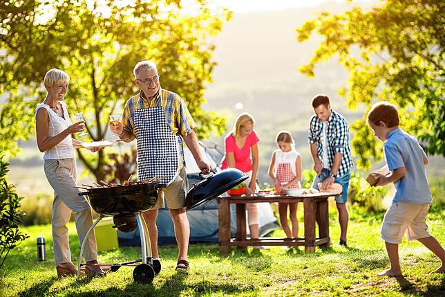 Die ganze Familie ist dabei beim Grillfest.