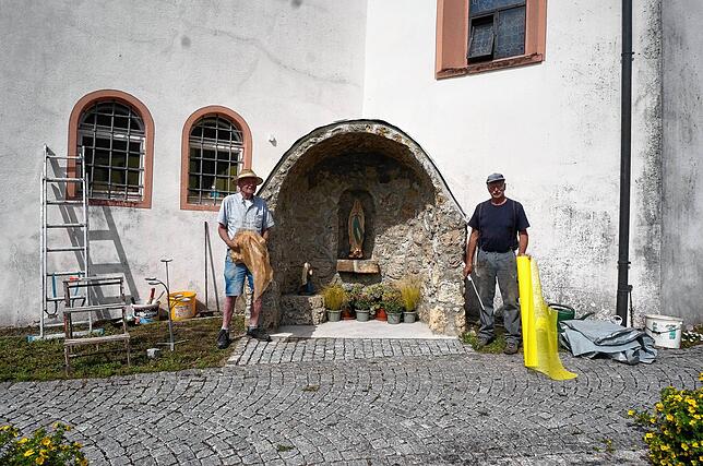 Ehrenamtlicher Einsatz ist in der Gemeinde Weilheim weit verbreitet &ndash; diese Beiden bauen in einer Ecke der katholischen Kirche ...