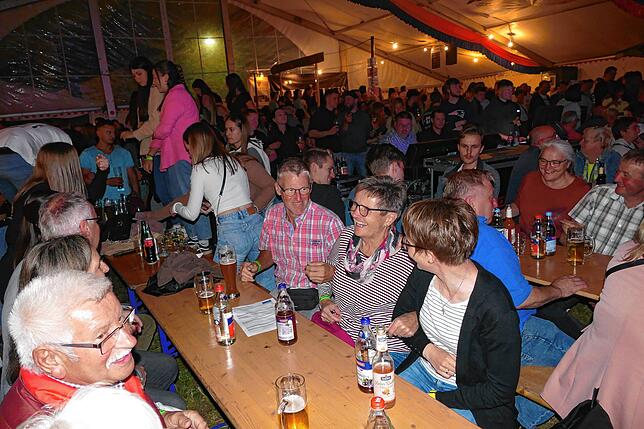 Bild 18: Bergfest in Fürstenberg: Ob8Blech bringt am Samstag die Besucher in Stimmung