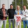 Meike Meßmer übergibt ihr Trikot des 1.FC Köln an die Vereinsverantwortlichen des FC HilzingenAuf dem Bild (von links): Sebastian van ...
