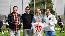 Meike Meßmer übergibt ihr Trikot des 1.FC Köln an die Vereinsverantwortlichen des FC HilzingenAuf dem Bild (von links): Sebastian van ...