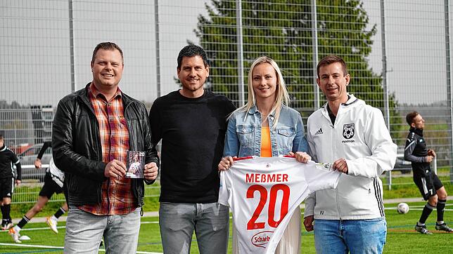 Meike Meßmer übergibt ihr Trikot des 1.FC Köln an die Vereinsverantwortlichen des FC HilzingenAuf dem Bild (von links): Sebastian van ...