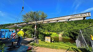 Nach dem Hochheben wird die Brücke gedreht und zur Demontage neben der Wiese abgelegt. Foto: Monika Weber