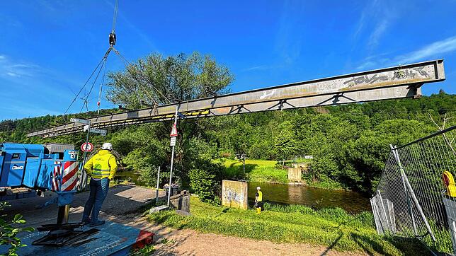 Nach dem Hochheben wird die Brücke gedreht und zur Demontage neben der Wiese abgelegt. Foto: Monika Weber