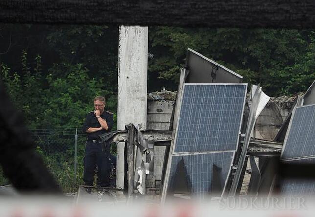 Zwei Tage nach dem Brand im Schwaketenbad Konstanz vom 04.07.2015: Ein Feuerwehrmann betrachtet das ganze Ausmaß der Feuersbrunst.