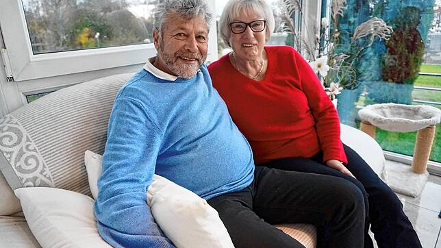 Christine und Roland Stärr machen es sich im November 2020 auf dem Kanapee im Wintergarten gemütlich. 43 Jahre &ndash; so lange, wie sie ...