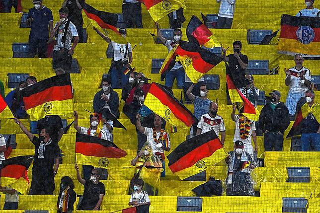 Deutsche Fans beim Spiel gegen Ungarn. So zahlreich wie in München dürften die Deutschen nicht vertreten sein.