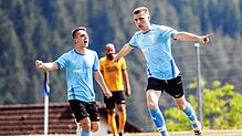 Der Tennenbronner Doppeltorschütze Yannik Richter (rechts) im Jubelmodus mit Teamkollege Oliver Hilser.
