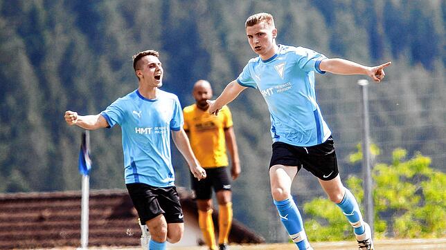 Der Tennenbronner Doppeltorschütze Yannik Richter (rechts) im Jubelmodus mit Teamkollege Oliver Hilser.