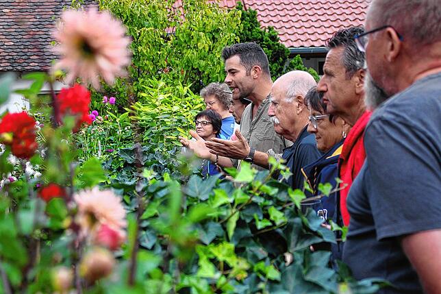 Schau mal, was da wächst: Bruno Stotz (Mitte) ist stolz darauf, dass die Oma den Bauerngarten noch selbst bewirtschaftet.