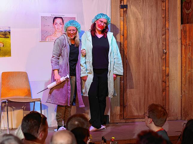 Susanne Häberle und Tabea Wieland (rechts) treten in die Falle des Schönheitswahns.