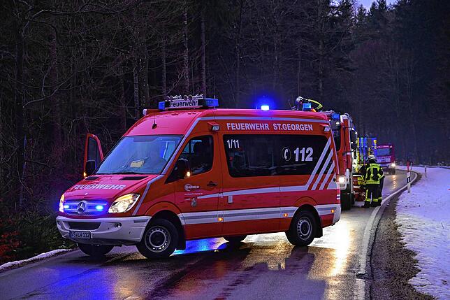 Die Feuerwehr sperrte die Fahrbahn. Mehrere Schulbusse konnten desghalb das Bildungszentrum nicht anfahren und ließen die Schüler ...