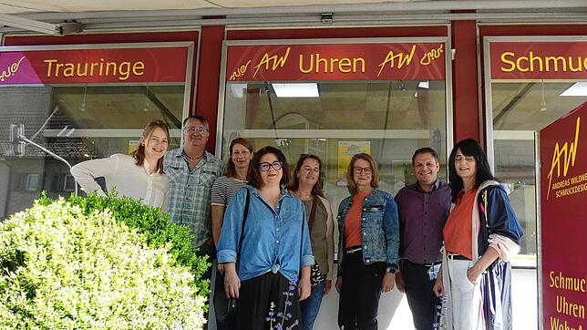 Das Projekt Innenstadtberatung startet bei Andreas Wildner (Zweiter von links) mit Bürgermeister Dominic Böhler (rechts), Victoria Arens ...
