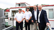Das Schiff mit den Crew-Mitgliedern (von links) Stefan Grieble und Kai Görig pendelt zwischen Bodenseeforum und Hafen, bei der Testfahrt ...