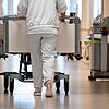 Der Fachkräftemangel ist in der Pflege seit Jahren groß: Durch die Pandemie hat er sich noch verstärkt. Mit langen Quarantänefristen, ...